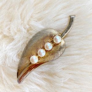 Vintage gold leaf pearl brooch pin